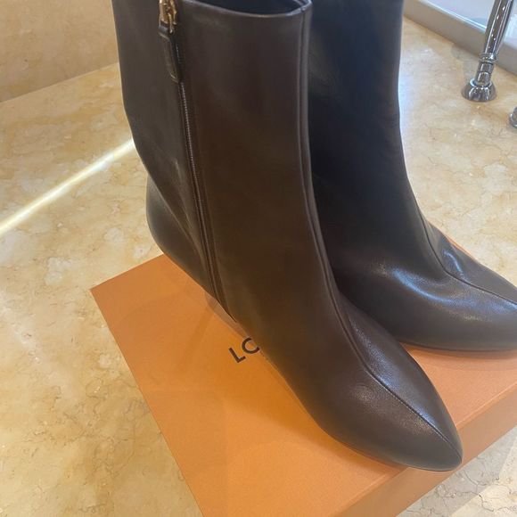 Gucci Shoes - NWOT Gucci brown leather side zip bootie - size 10.5
